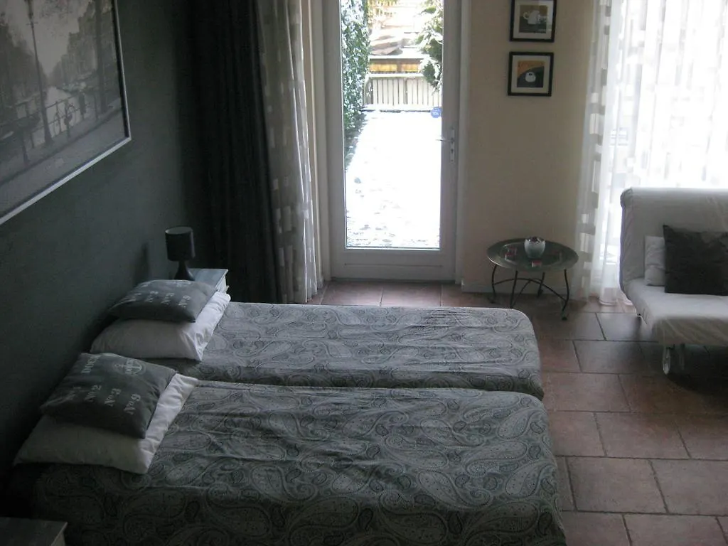 Quarenta Studio Amsterdam 2*,